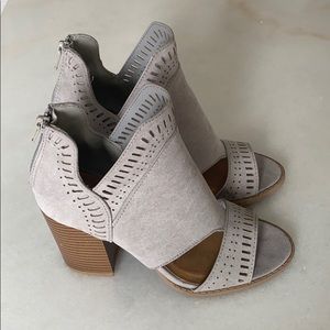 ⚜️ Qupid grey suede cutout booties